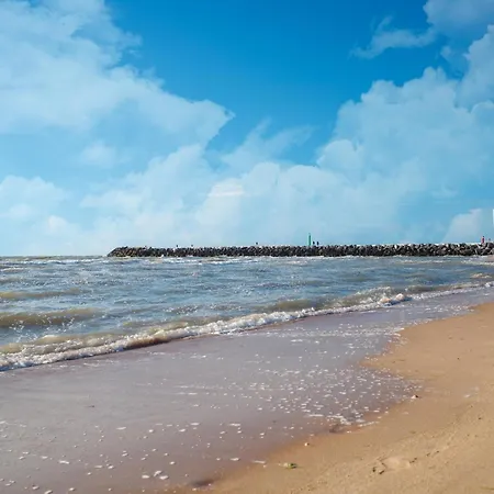 Chic Flat Near Beach, Cleaning Included شقة *