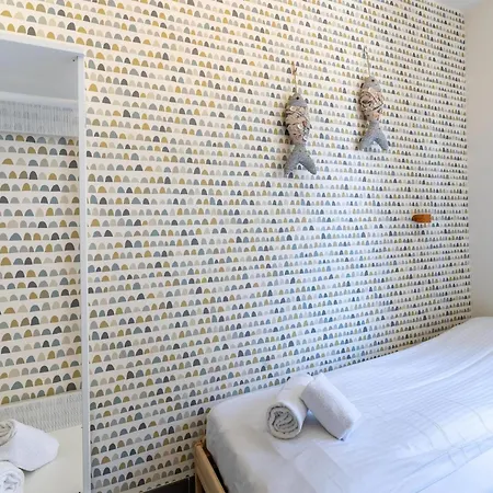 Chic Flat Near Beach, Cleaning Included شقة